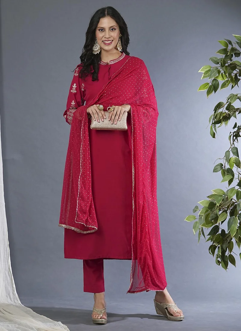 جلو باص طقم كورتا نسائي وردي بياقة ماندرين وتطريز مع بنطلون ودوباتا